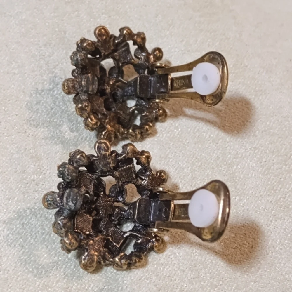 * vintage LaVintage multi color rhinestone flowers clip on earrings